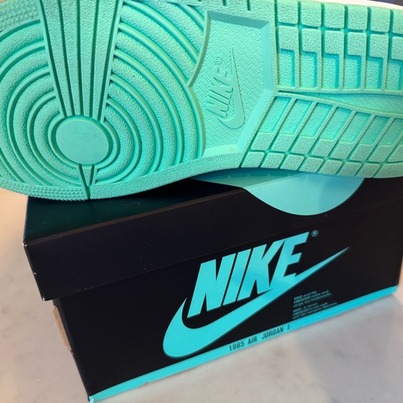 Air Jordan 1 Retro High OG GS 'Green Glow' 2024
Women’s 8.5 Men’s 7 - Picture 8 of 10